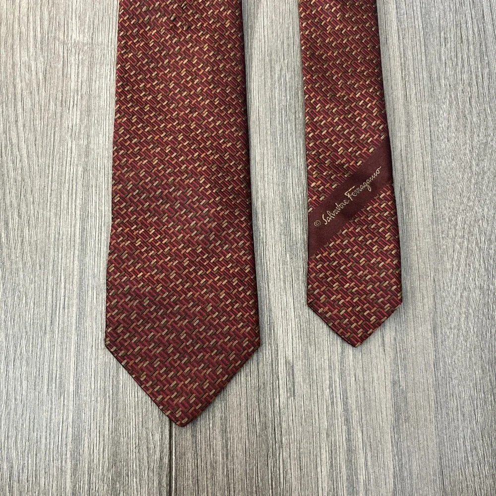 Salvatore Ferragamo Made In Italy Silk Tie Burgundy Gold Beautiful!